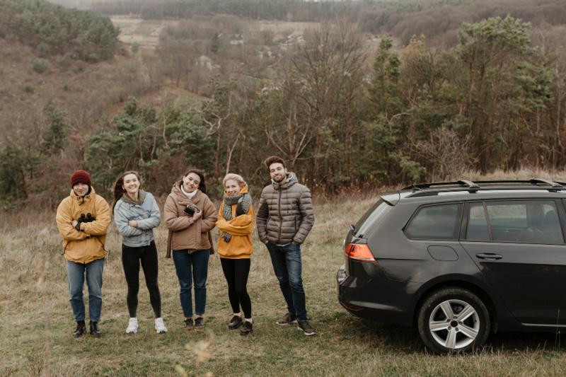 Teamet på plats efter en lång biltur ute i naturen.